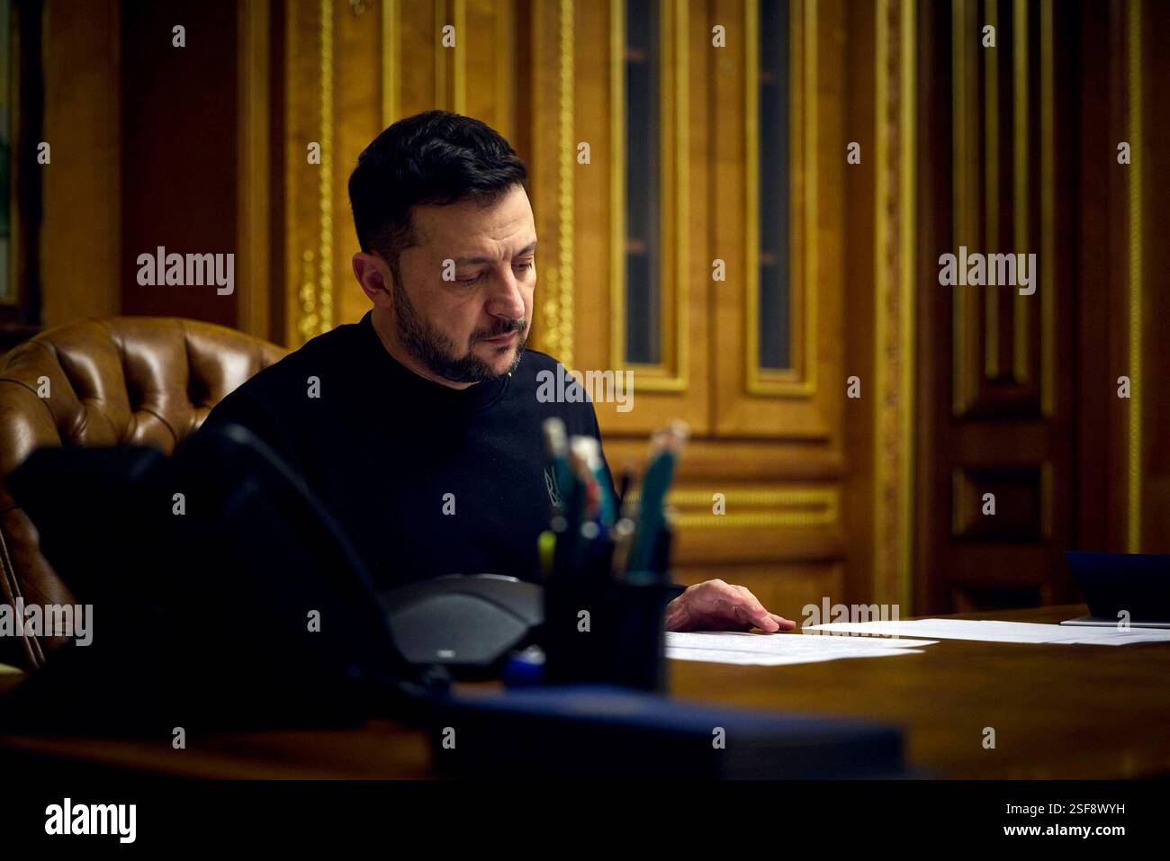 KIEV, UCRAINA - 8 gennaio 2025 - il presidente dell'Ucraina Volodymyr Zelenskyy ha avuto una conversazione telefonica con l'Amir del Qatar, lo sceicco Tamim bin Hamad Foto Stock