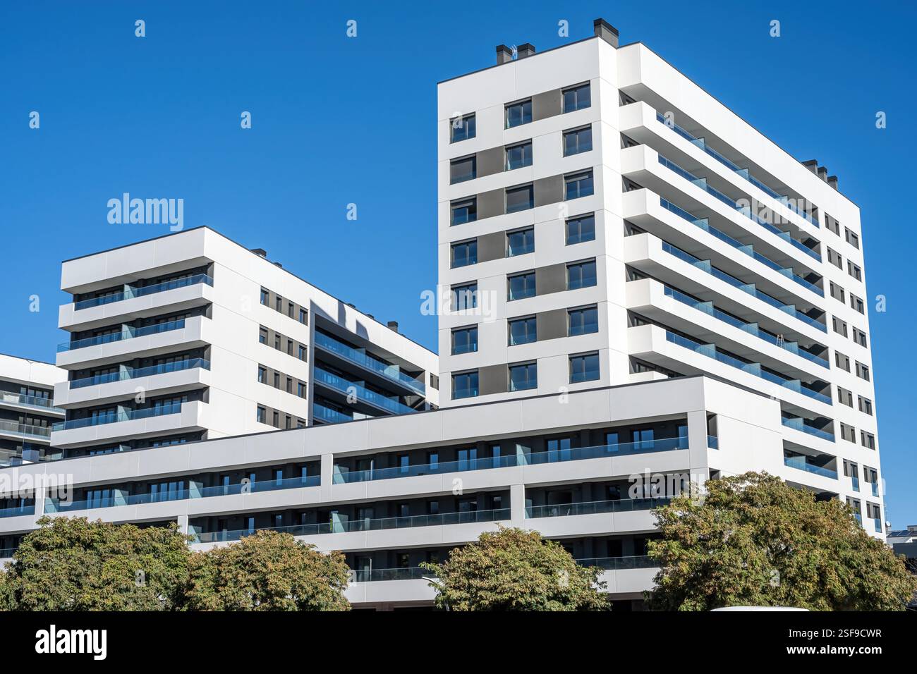 Moderno e alto complesso di appartamenti visto a Badalona, Spagna Foto Stock