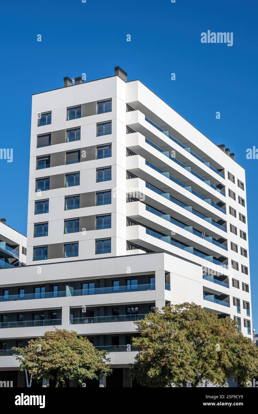 Moderno complesso di appartamenti bianchi visto a Badalona, Spagna Foto Stock