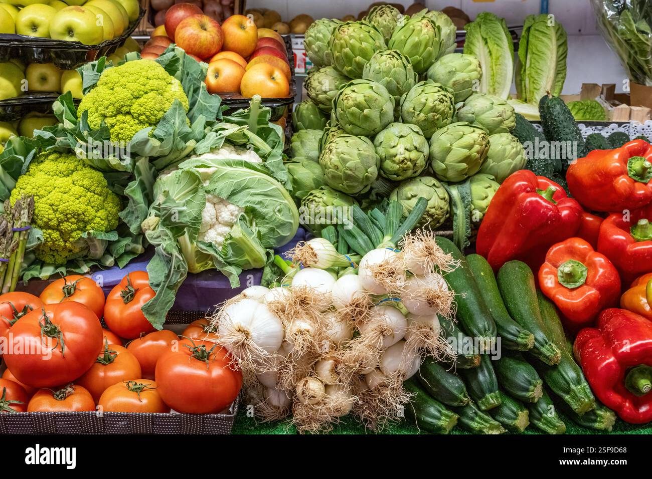Diversi tipi di ortaggi per la vendita su un mercato Foto Stock