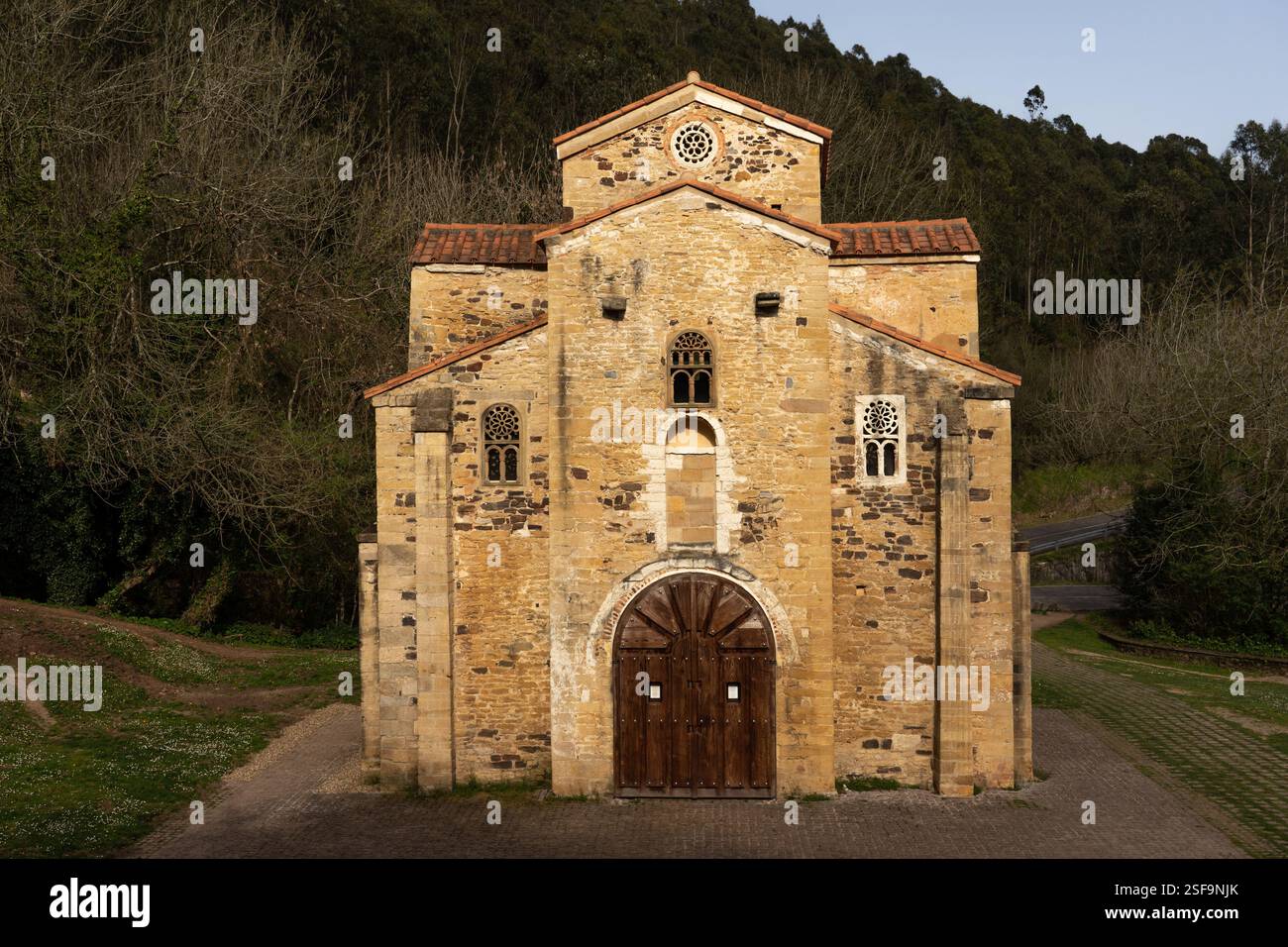 Chiesa di San Miguel de Lillo sul monte Naranco al tramonto. Oviedo, Asturie, Spagna. Europa Foto Stock