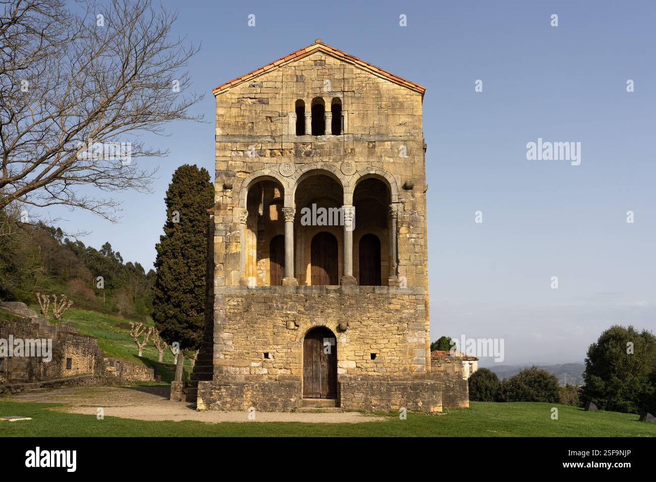 Chiesa di Santa Maria al Monte Naranco al tramonto. Oviedo, Asturie, Spagna. Europa Foto Stock