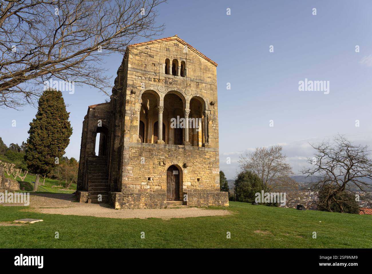 Chiesa di Santa Maria al Monte Naranco al tramonto. Oviedo, Asturie, Spagna. Europa Foto Stock