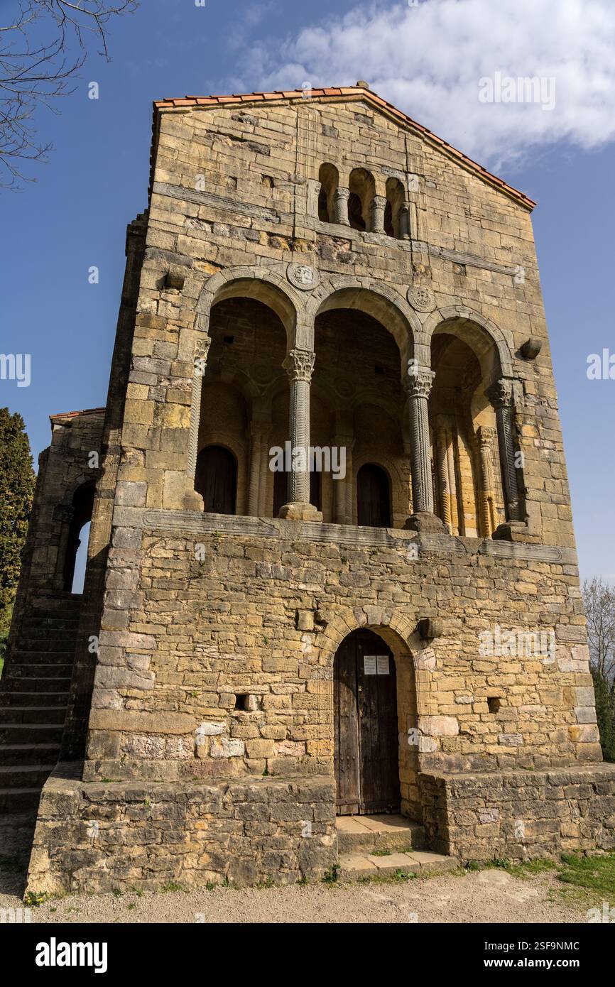 Chiesa di Santa Maria al Monte Naranco al tramonto. Oviedo, Asturie, Spagna. Europa Foto Stock