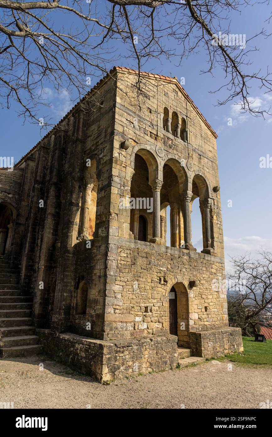 Chiesa di Santa Maria al Monte Naranco al tramonto. Oviedo, Asturie, Spagna. Europa Foto Stock