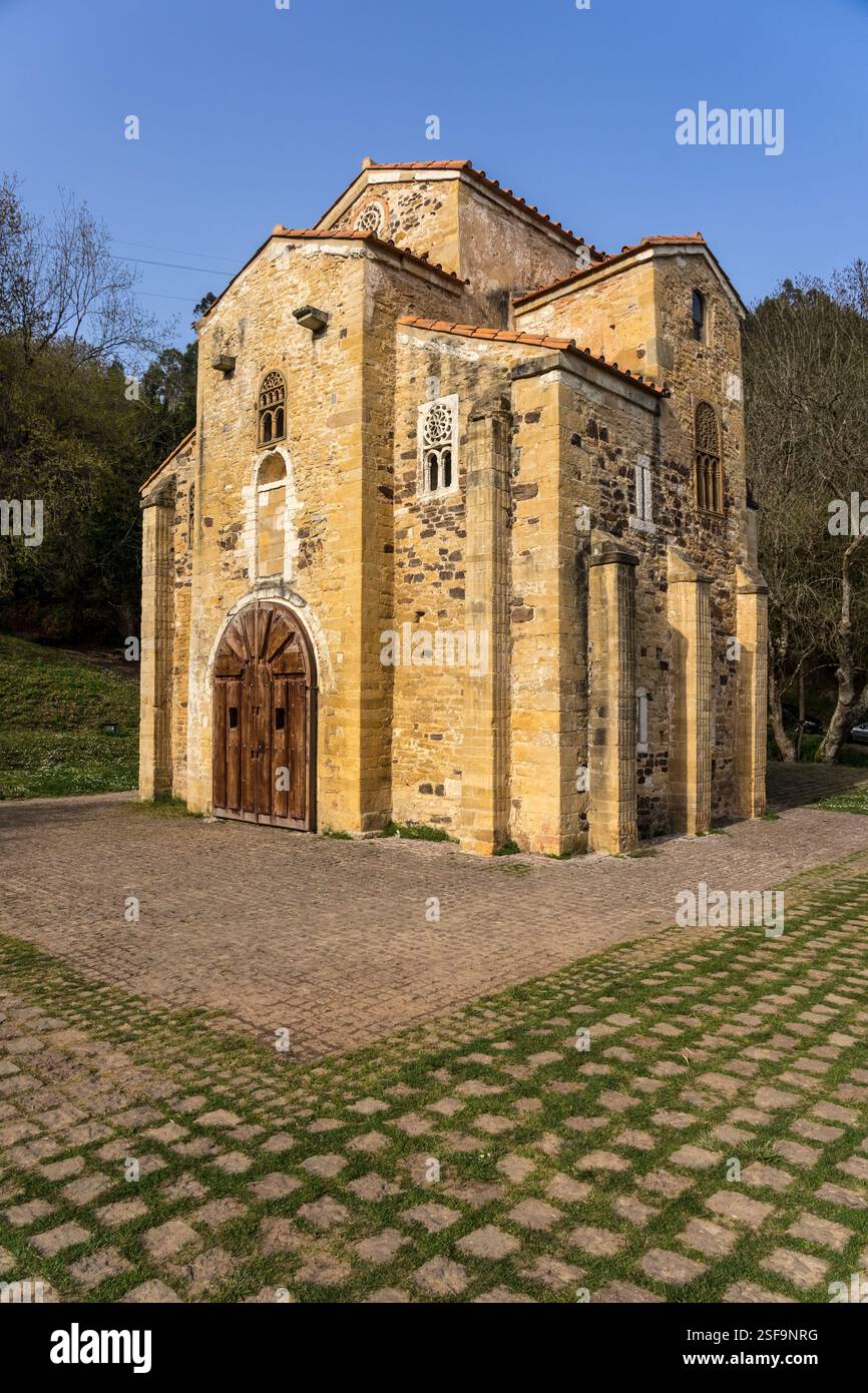 Chiesa di San Miguel de Lillo sul monte Naranco al tramonto. Oviedo, Asturie, Spagna. Europa Foto Stock