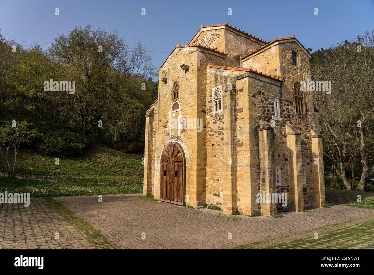 Chiesa di San Miguel de Lillo sul monte Naranco al tramonto. Oviedo, Asturie, Spagna. Europa Foto Stock