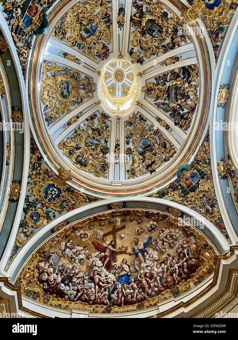 Soffitto ornato nella cattedrale di Burgos, Spagna - Immagine stock catturata con smartphone