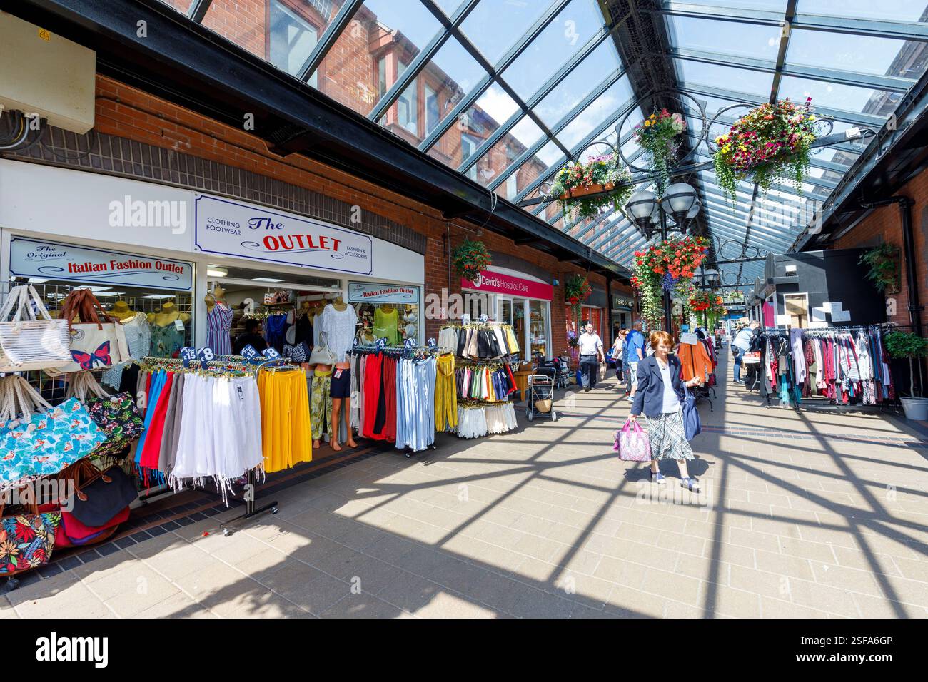Negozi coperti, Cibi Walk, Abergavenny, Galles, Regno Unito Foto Stock