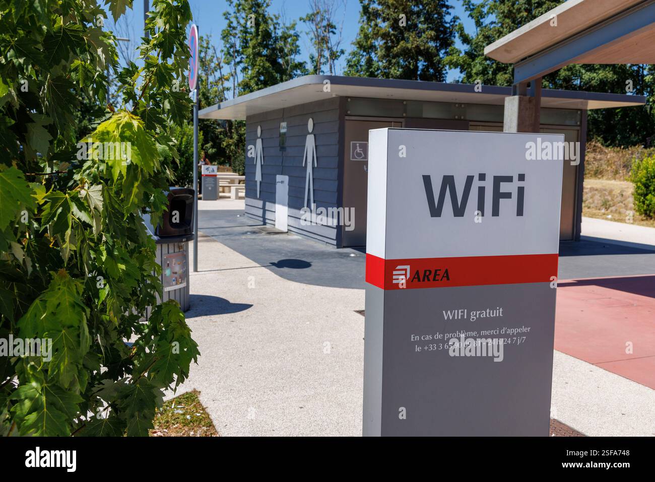 Insegna wifi gratuito, Aire de Reaumont, A48 Autostoute, Isere, Francia Foto Stock