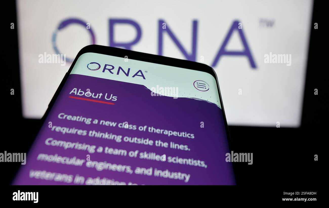 Stoccarda, Germania. 15 novembre 2024. In questa illustrazione fotografica, uno smartphone con il sito Web della società di biotecnologie statunitense Orna Therapeutics Inc. È visibile sullo schermo davanti al logo aziendale. (Foto di Timon Schneider/SOPA Images/Sipa USA) *** esclusivamente per notizie editoriali **** credito: SIPA USA/Alamy Live News Foto Stock