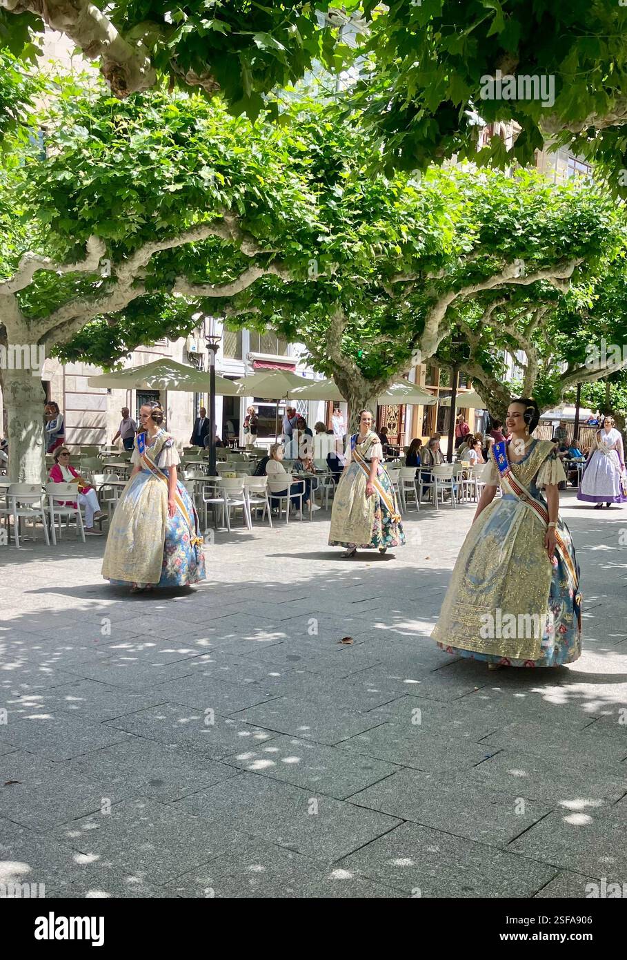Processione, Festival di San Pedro e San Pablo, Burgos, Spagna - Immagine stock catturata con smartphone
