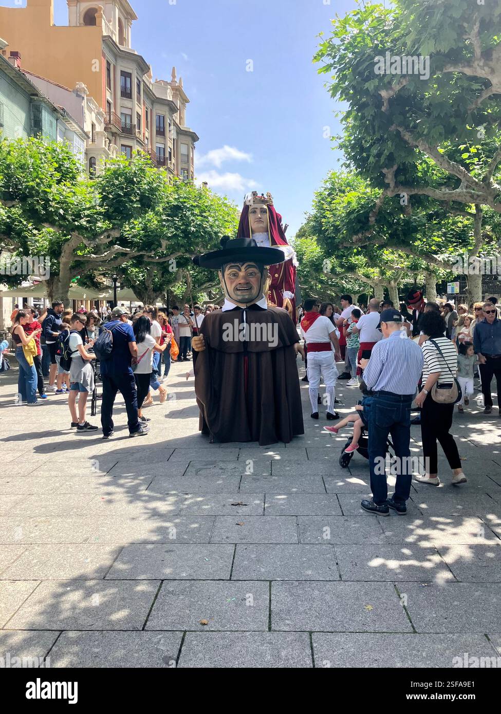 Gigantes y Cabezudos, Festival di San Pedro y San Pablo, Burgos, Spagna Foto Stock