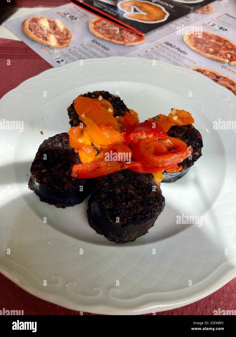 Piatto di Morcilla de Burgos (budino nero spagnolo) - Immagine stock catturata con smartphone