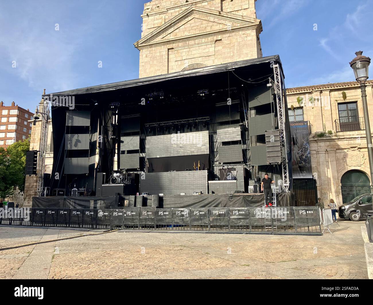 Setting Up Stage, Malibú Show Orquesta, Plaza San Juan, Burgos Spagna Foto Stock