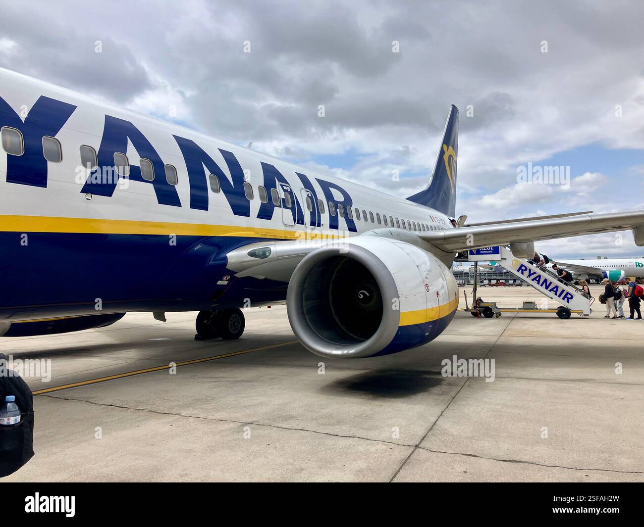 Ryanair Boeing 737 imbarco all'aeroporto di Madrid, Spagna - Immagine stock catturata con smartphone