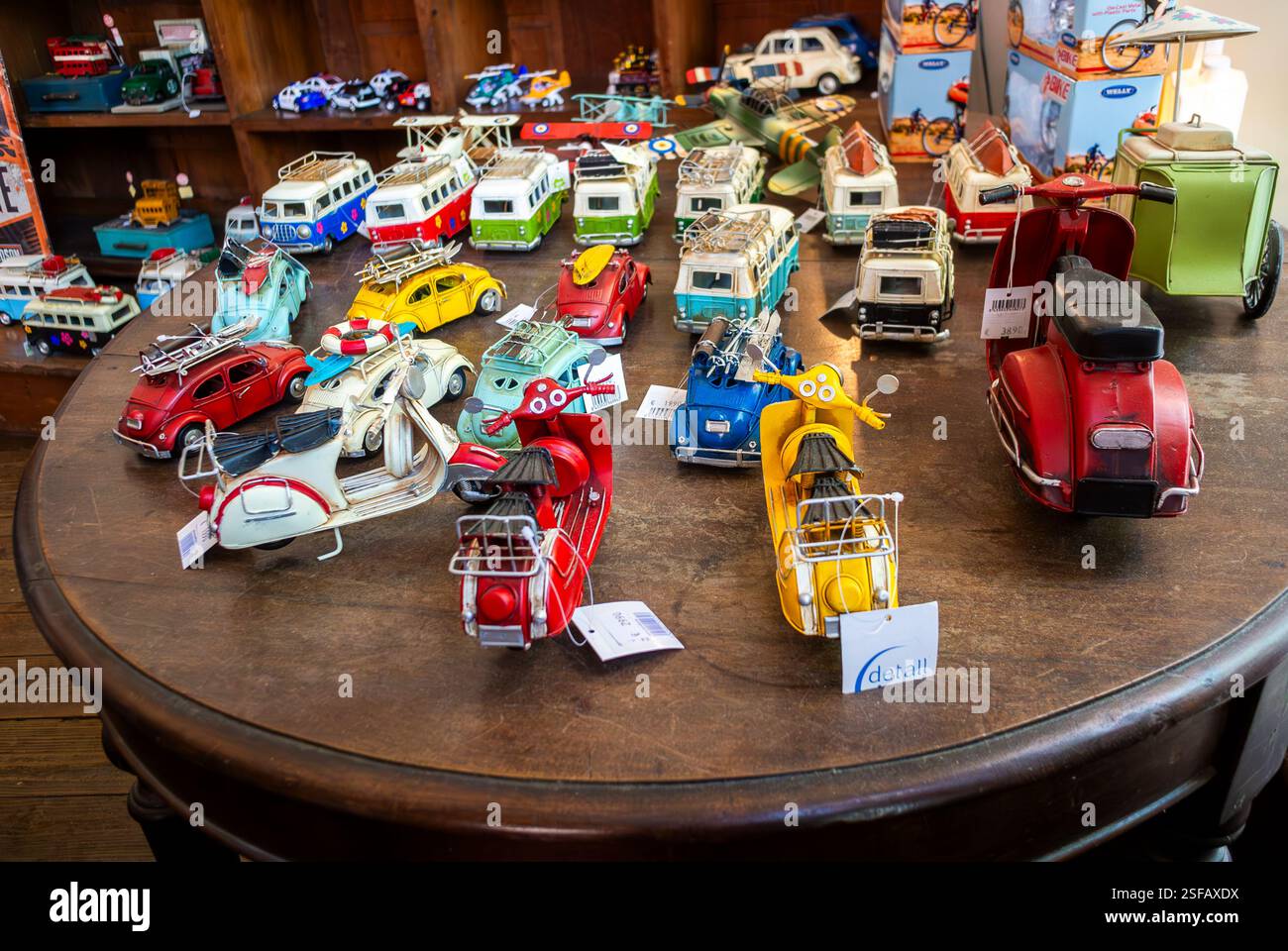 Porto, Portogallo, dettaglio giocattoli auto in mostra, Vista all'interno, Old vintage Shop, shopping, tradizionale, interni, collezione, giocattoli vecchio stile Foto Stock