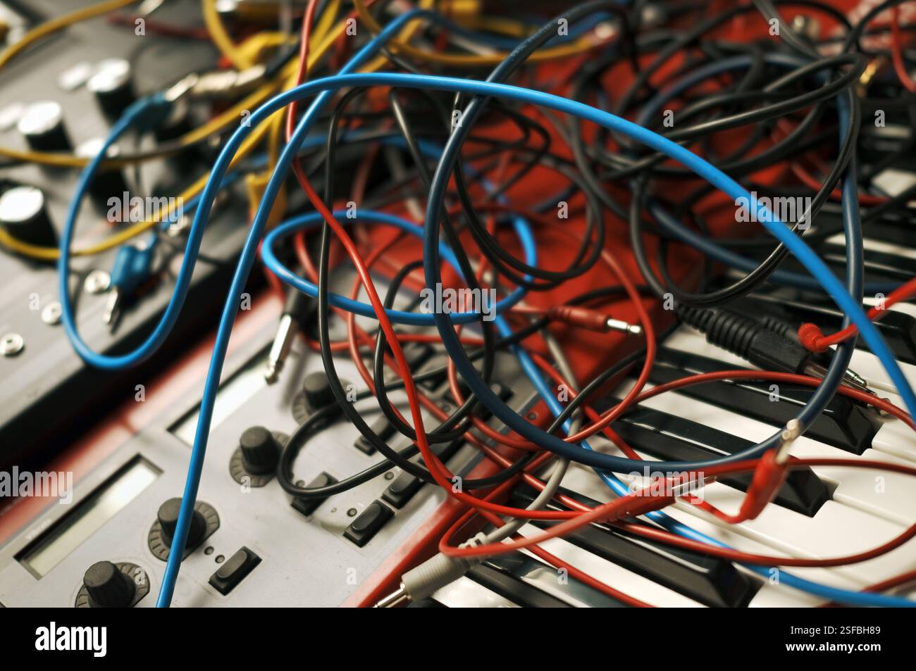 patch per strumenti musicali elettronici analogici e una tastiera, primo piano al chiuso Foto Stock