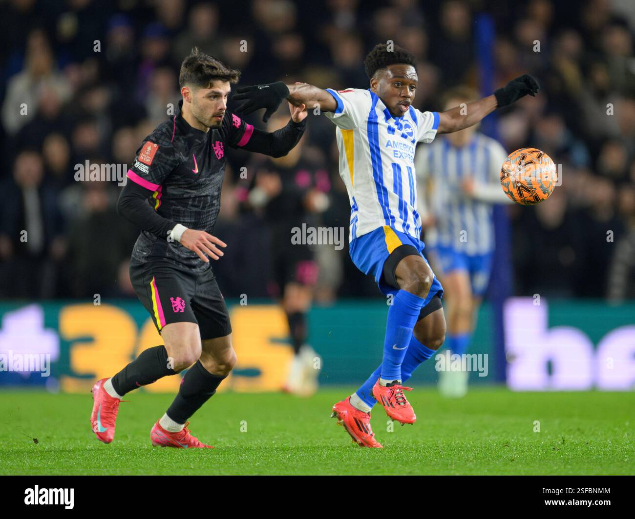 Brighton e Hove, Regno Unito. 8 febbraio 2025. Brighton e Hove Brighton, Inghilterra, 2025 8 febbraio. Tariq Lamptey di Brighton & Hove Albion (a destra) sotto la pressione di Pedro Neto (a sinistra) del Chelsea durante la partita di calcio del quarto turno della Emirates fa Cup tra Brighton & Hove Albion e Chelsea all'American Express Stadium, in Inghilterra. (David Horton/SPP) (David Horton/SPP) credito: SPP Sport Press Photo. /Alamy Live News Foto Stock