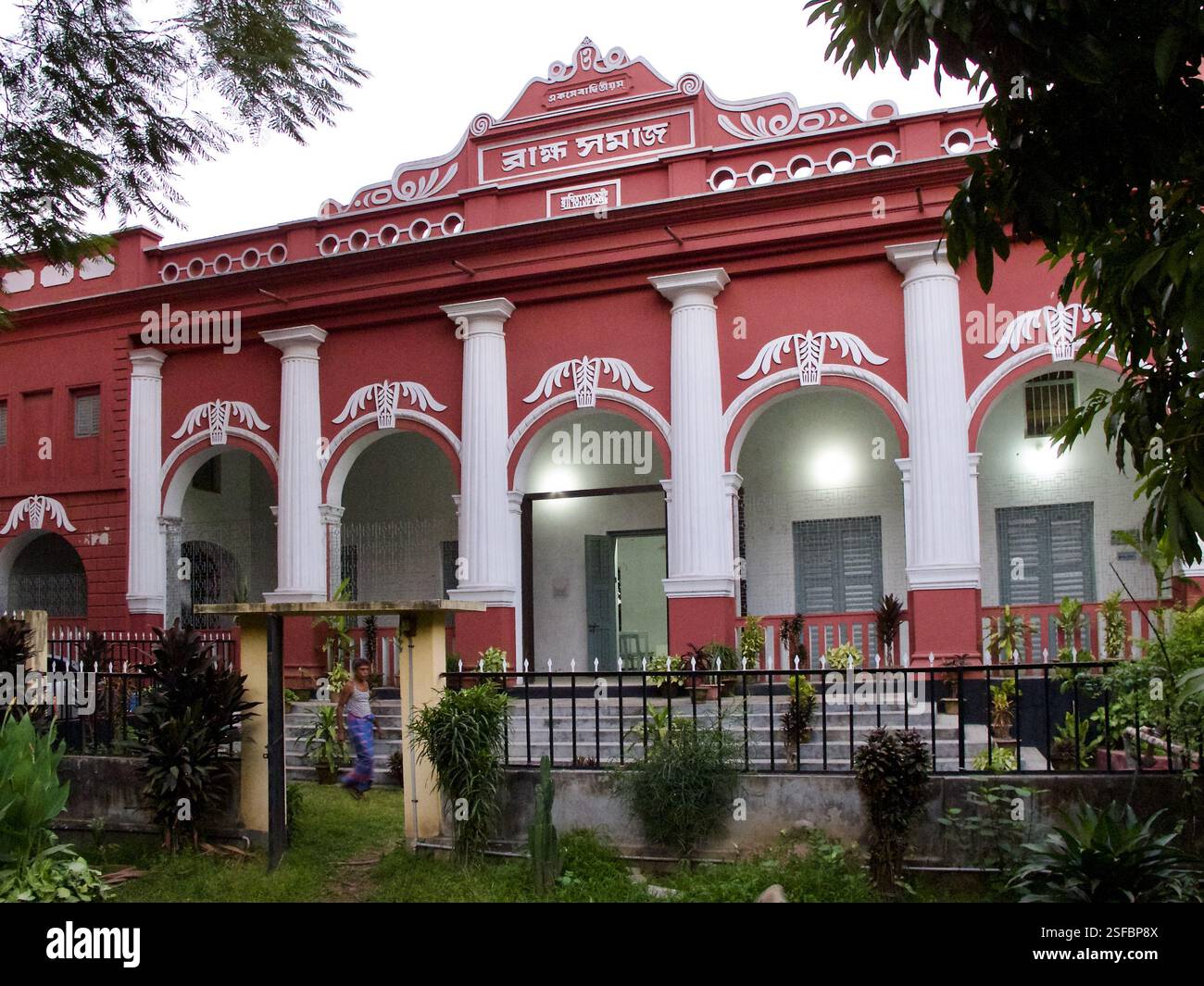 Tempio Brahmo Samaj nella Vecchia Dacca, Bangladesh, caratterizzato da un'architettura neoclassica con colonne ornate e intricati dettagli decorativi. Foto Stock