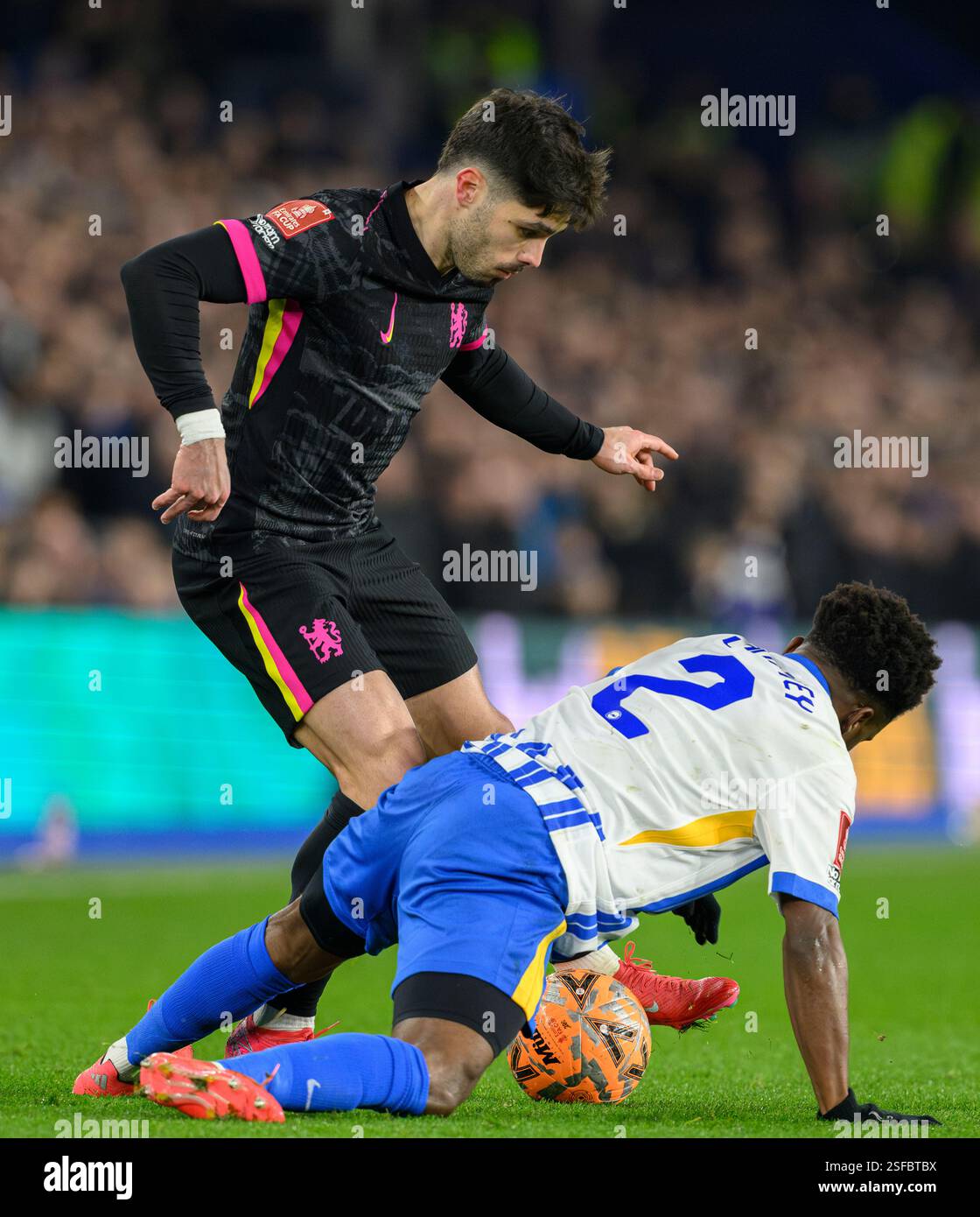 Brighton e Hove, Regno Unito. 8 febbraio 2025. Brighton e Hove Brighton, Inghilterra, 2025 8 febbraio. Pedro Neto (a sinistra) del Chelsea combatte con il Tariq Lamptey di Brighton & Hove Albion durante la partita di calcio del quarto turno della Coppa degli Emirati Arabi Uniti tra Brighton & Hove Albion e Chelsea all'American Express Stadium, in Inghilterra. (David Horton/SPP) (David Horton/SPP) credito: SPP Sport Press Photo. /Alamy Live News Foto Stock