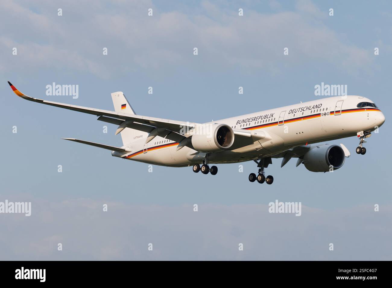 Der Airbus A350-941 A359 der Fluglinie German Air Force / GAF mit der Registrierung 1003 MSN: 416 landet am Flughafen Hamburg Airport EDDH/HAM. Amburgo Amburgo Germania *** l'Airbus A350 941 A359 dell'Aeronautica militare tedesca GAF con registrazione 10 03 MSN 416 atterra all'aeroporto di Amburgo EDDH HAM Amburgo Germania Foto Stock