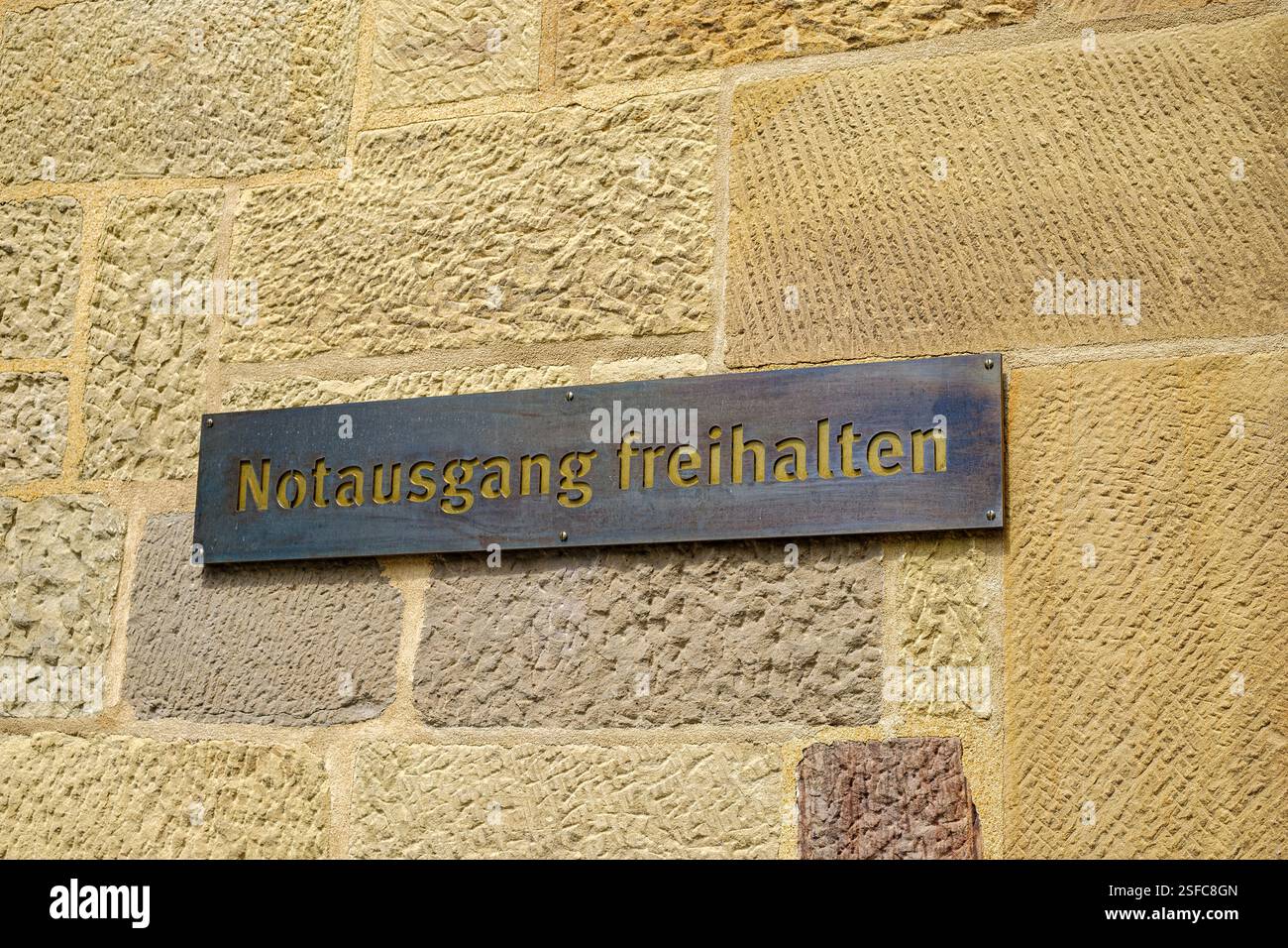 Notausgang freihalten, cartello uscita di emergenza in tedesco sulla parete esterna del Palazzo Vecchio di Stoccarda, Baden-Württemberg, Germania. Foto Stock