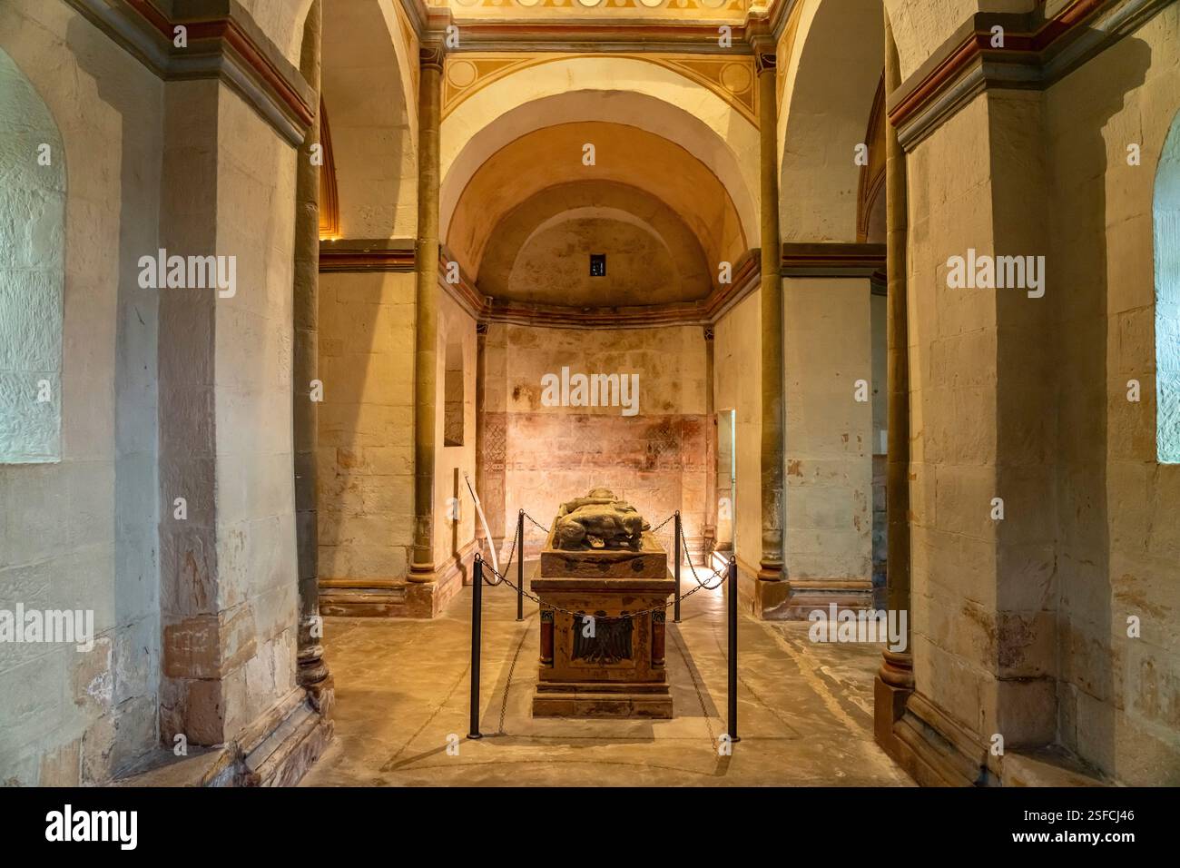 Sarkophag Kaiser Heinrich III in der Ulrichskapelle in der Goslarer Kaiserpfalz in Goslar, Niedersachsen, Deutschland | Vista interna con tomba sla Foto Stock