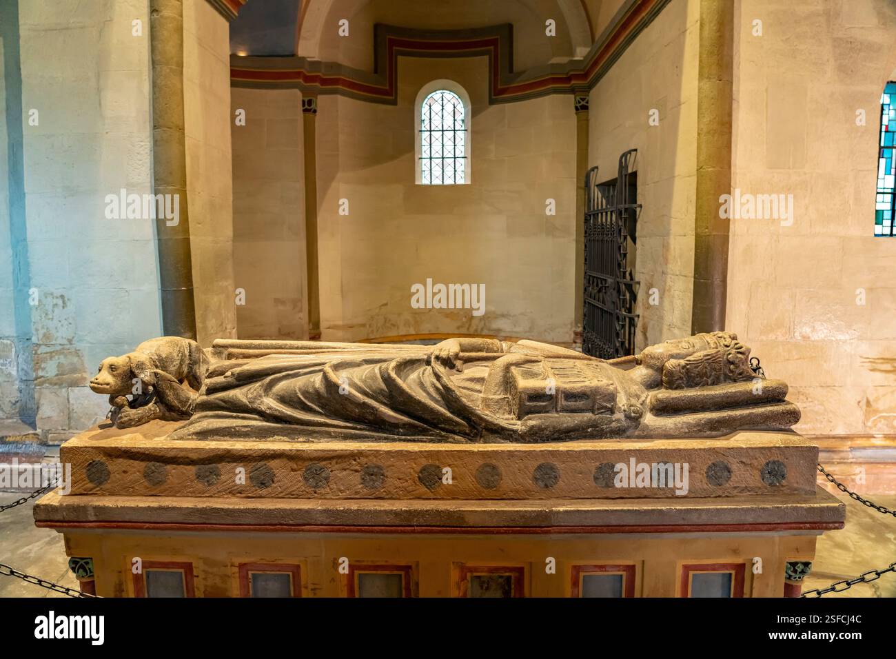 Sarkophag Kaiser Heinrich III in der Ulrichskapelle in der Goslarer Kaiserpfalz in Goslar, Niedersachsen, Deutschland | Vista interna con tomba sla Foto Stock