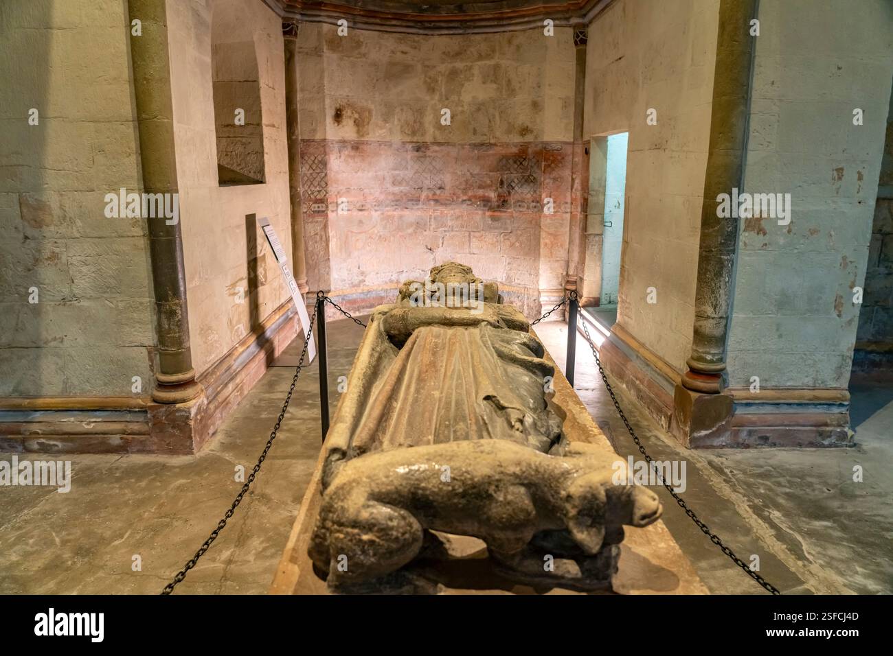 Sarkophag Kaiser Heinrich III in der Ulrichskapelle in der Goslarer Kaiserpfalz in Goslar, Niedersachsen, Deutschland | Vista interna con tomba sla Foto Stock