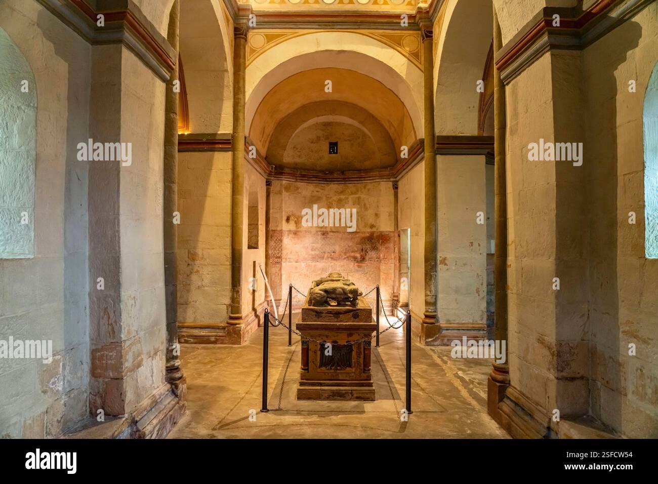 Ulrichskapelle Goslar Sarkophag Kaiser Heinrich III in der Ulrichskapelle in der Goslarer Kaiserpfalz in Goslar, Niedersachsen, Deutschland Interior V Foto Stock