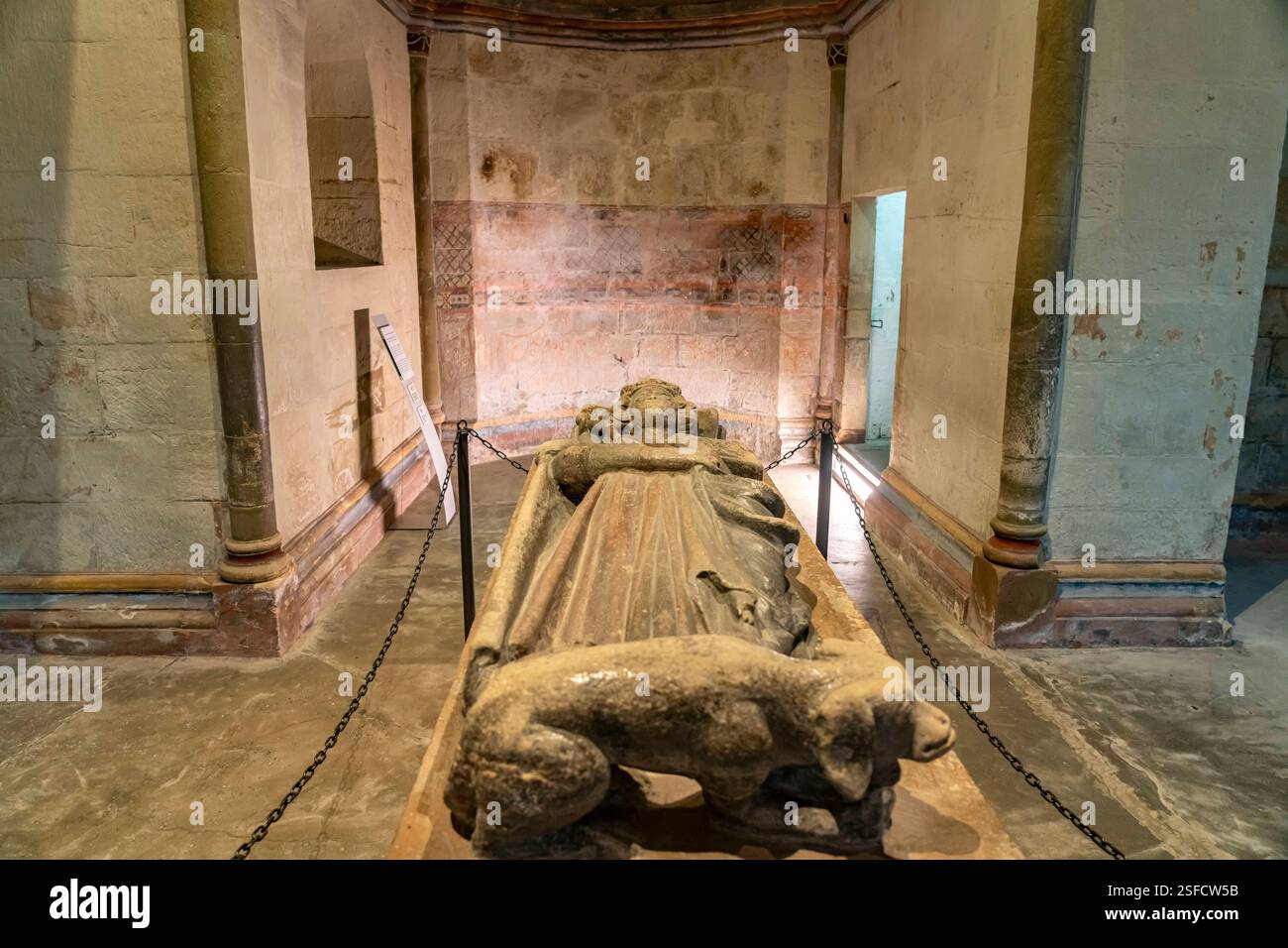Ulrichskapelle Goslar Sarkophag Kaiser Heinrich III in der Ulrichskapelle in der Goslarer Kaiserpfalz in Goslar, Niedersachsen, Deutschland Interior V Foto Stock