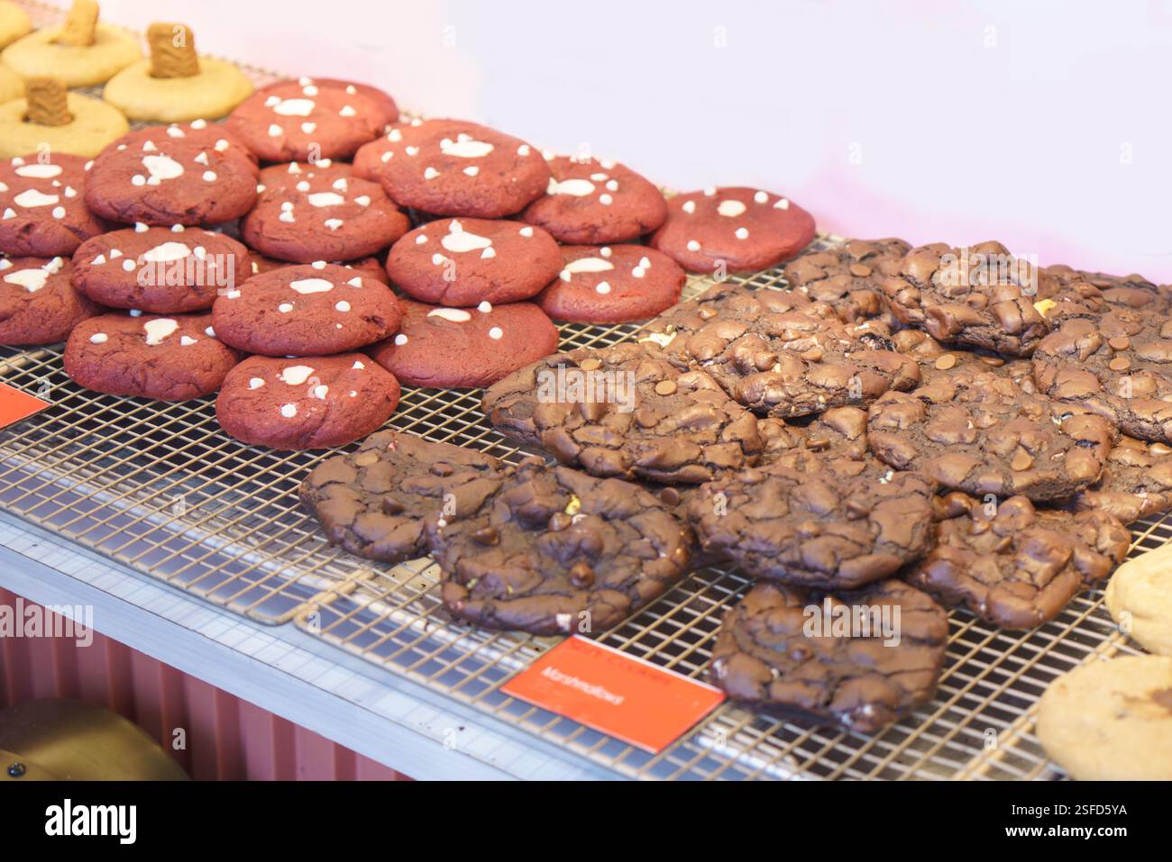 primo piano di due varietà di biscotti appena sfornati, con vivaci biscotti di velluto rosso conditi con gocce di cioccolato bianco e ricco doppio cioccolato Foto Stock