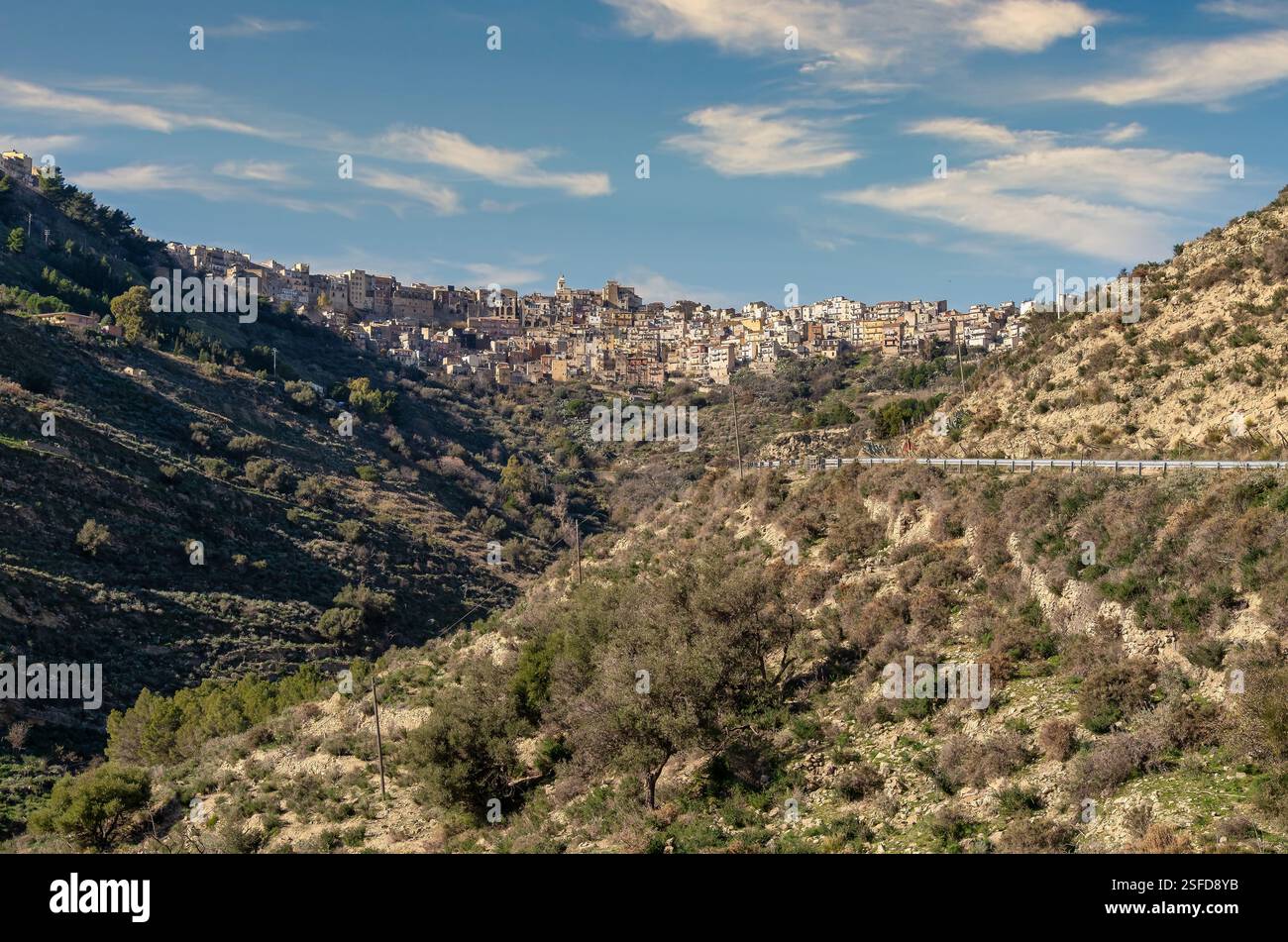 Villaggio sulla scogliera di Centuripe, Enna, Sicilia, Italia Foto Stock