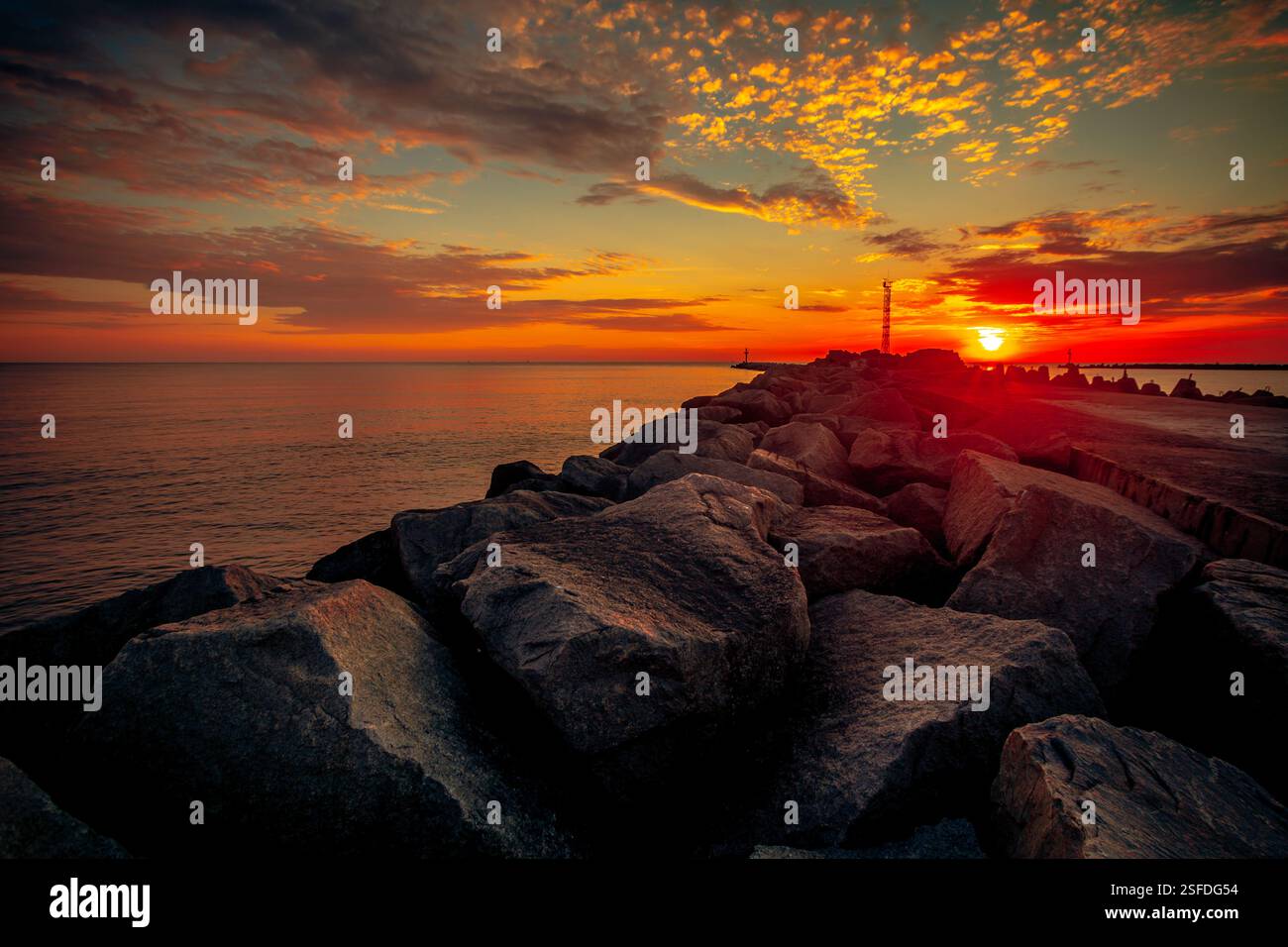 Primo piano di un ponte di roccia lungo il Mar Baltico al tramonto, in Lituania Foto Stock