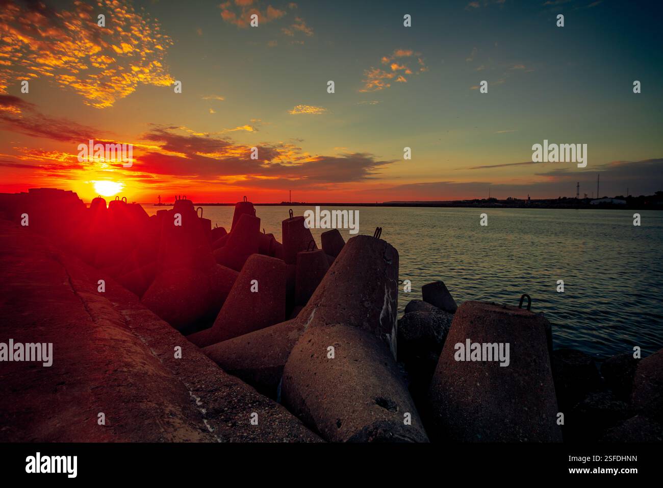 Primo piano di tetrapodi di cemento lungo il Mar Baltico al tramonto, in Lituania Foto Stock