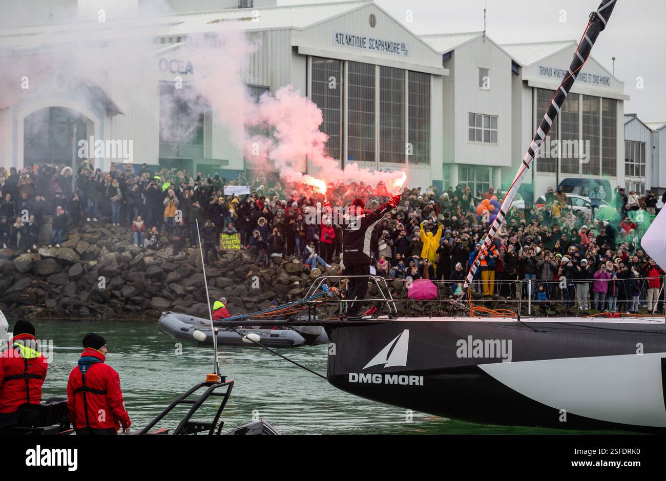 Arrivo di Kojiro Shiraishi (DMG Mori Global One) al ventiquattresimo posto del Vendee Globe 2024 il 09 febbraio 2025. A Les Sables d'Olonne, fra Foto Stock
