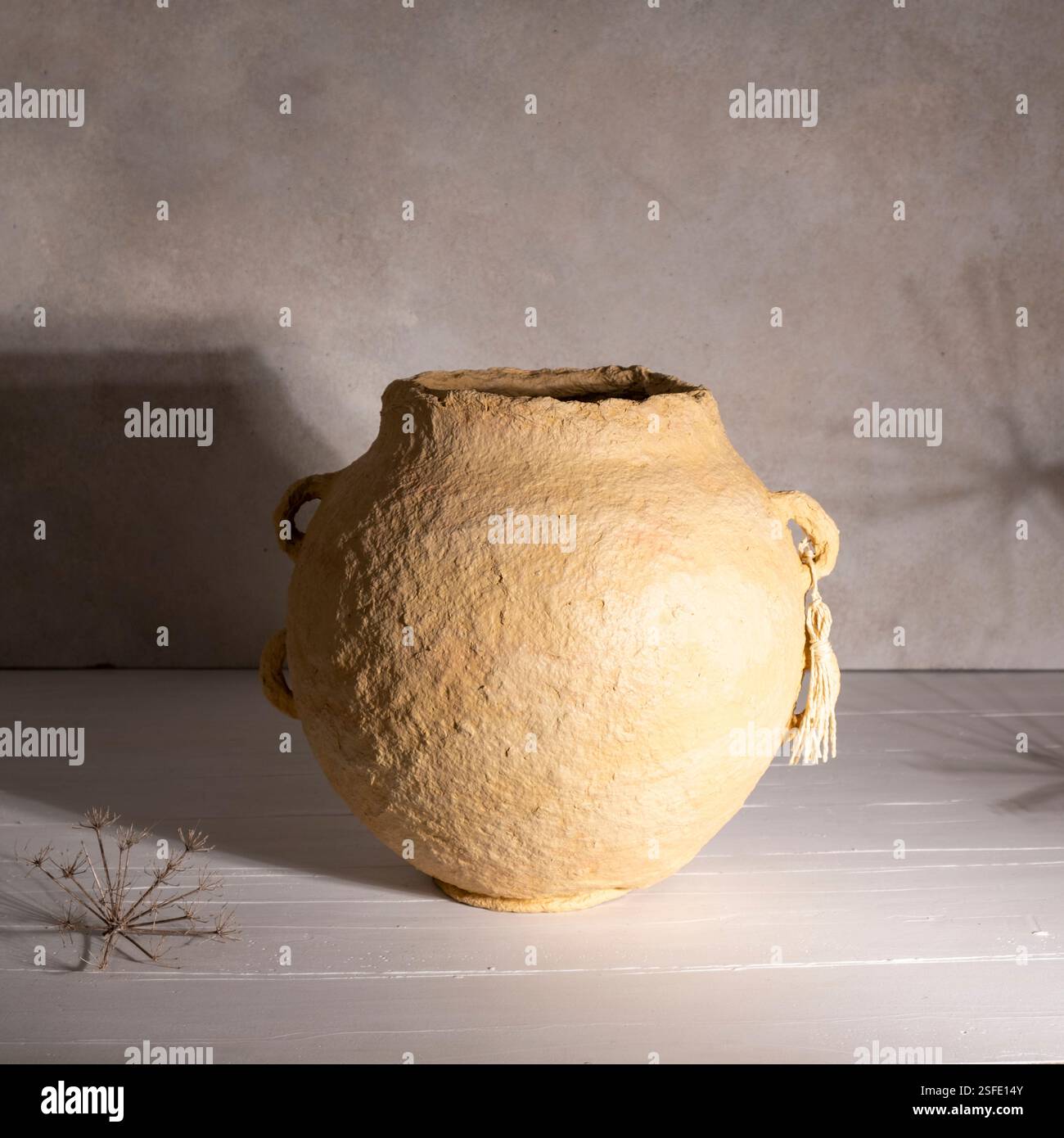 Lussuosa ciotola in ceramica decorata per la casa con fiori alla luce del sole Foto Stock
