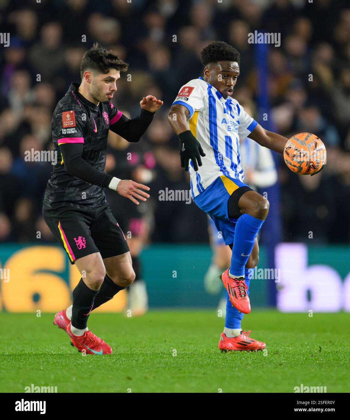 Brighton e Hove, Regno Unito. 8 febbraio 2025. Brighton e Hove Brighton, Inghilterra, 2025 8 febbraio. Tariq Lamptey di Brighton & Hove Albion (a destra) sotto la pressione di Pedro Neto (a sinistra) del Chelsea durante la partita di calcio del quarto turno della Emirates fa Cup tra Brighton & Hove Albion e Chelsea all'American Express Stadium, in Inghilterra. (David Horton/SPP) (David Horton/SPP) credito: SPP Sport Press Photo. /Alamy Live News Foto Stock