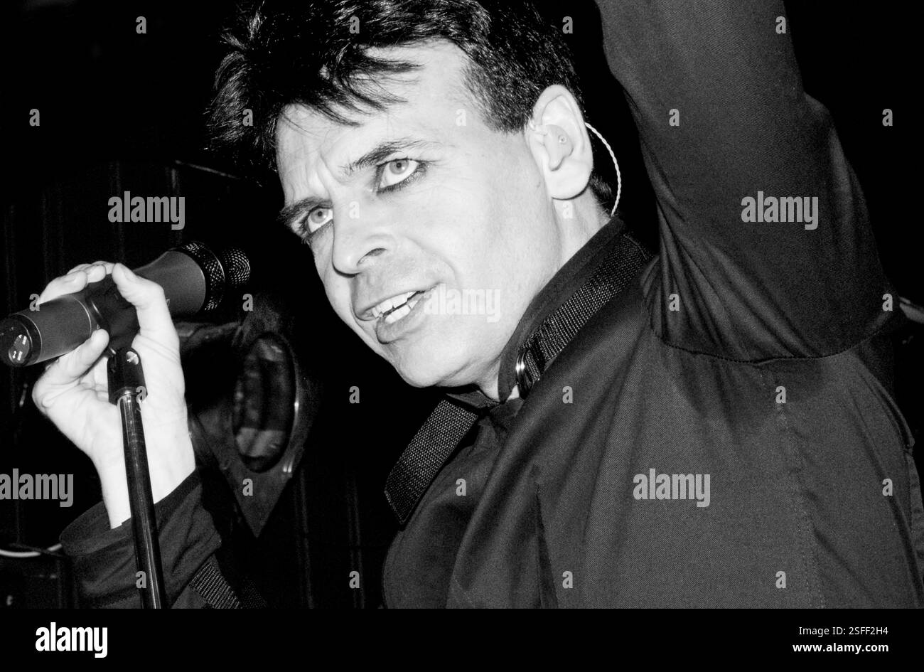 GARY NUMAN, CONCERT, 2004: Gary Numan, leggenda della musica, che suona al Barfly Club di Cardiff, Galles, Regno Unito il 4 marzo 2000. Foto: Rob Watkins. INFORMAZIONI: Gary Numan, nato nel 1958, è un pioniere musicista inglese. Emergendo alla fine degli anni '70, il suo suono elettronico e industriale, epitomizzato in successi come 'Cars' e album come 'The Pleasure Principle', influenzò i generi New Wave e synth-pop, lasciando un impatto duraturo sul panorama musicale. Foto Stock