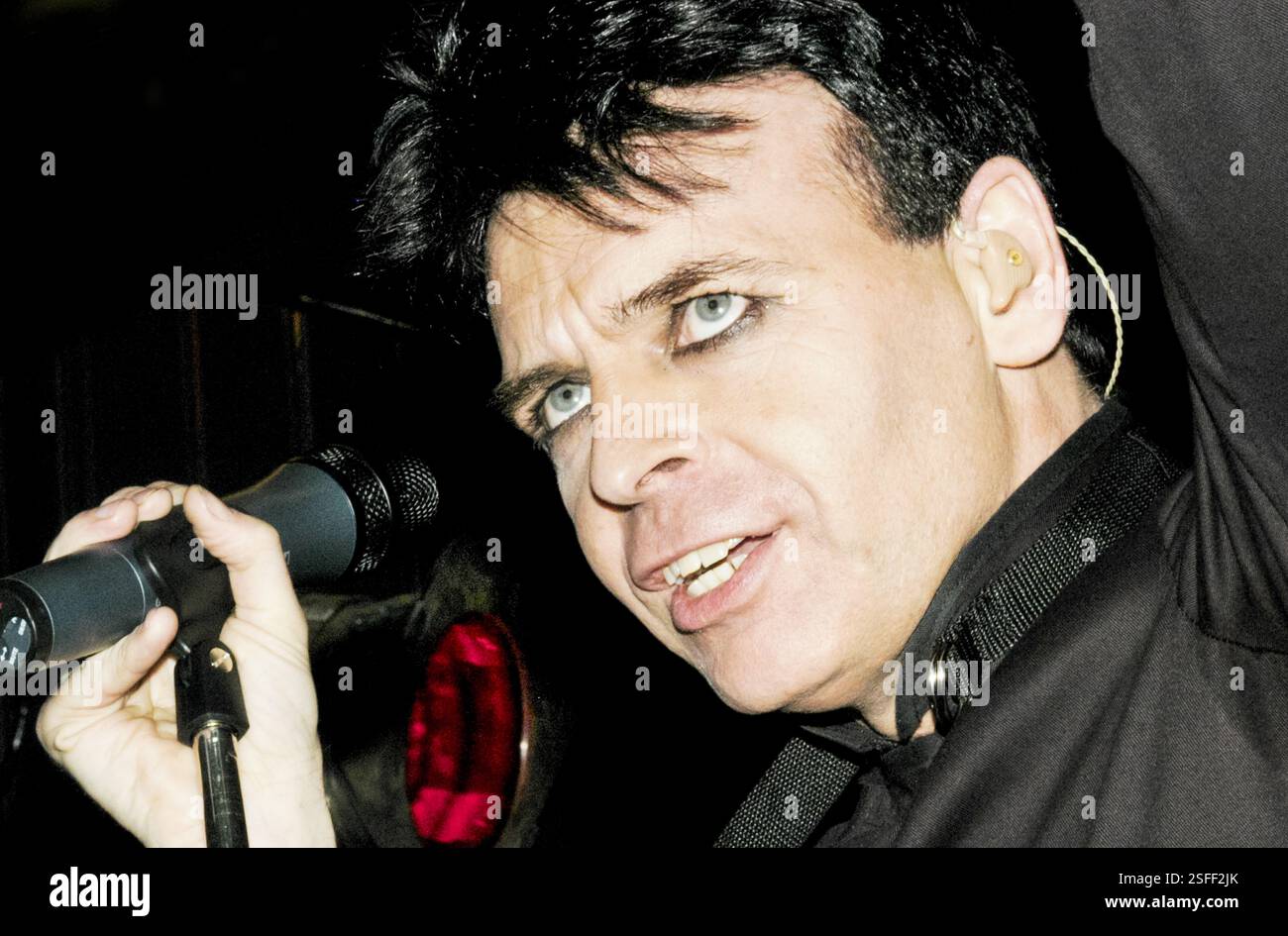GARY NUMAN, CONCERT, 2004: Gary Numan, leggenda della musica, che suona al Barfly Club di Cardiff, Galles, Regno Unito il 4 marzo 2000. Foto: Rob Watkins. INFORMAZIONI: Gary Numan, nato nel 1958, è un pioniere musicista inglese. Emergendo alla fine degli anni '70, il suo suono elettronico e industriale, epitomizzato in successi come 'Cars' e album come 'The Pleasure Principle', influenzò i generi New Wave e synth-pop, lasciando un impatto duraturo sul panorama musicale. Foto Stock