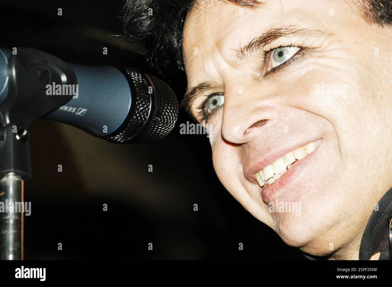 GARY NUMAN, CONCERT, 2004: Gary Numan, leggenda della musica, che suona al Barfly Club di Cardiff, Galles, Regno Unito il 4 marzo 2000. Foto: Rob Watkins. INFORMAZIONI: Gary Numan, nato nel 1958, è un pioniere musicista inglese. Emergendo alla fine degli anni '70, il suo suono elettronico e industriale, epitomizzato in successi come 'Cars' e album come 'The Pleasure Principle', influenzò i generi New Wave e synth-pop, lasciando un impatto duraturo sul panorama musicale. Foto Stock