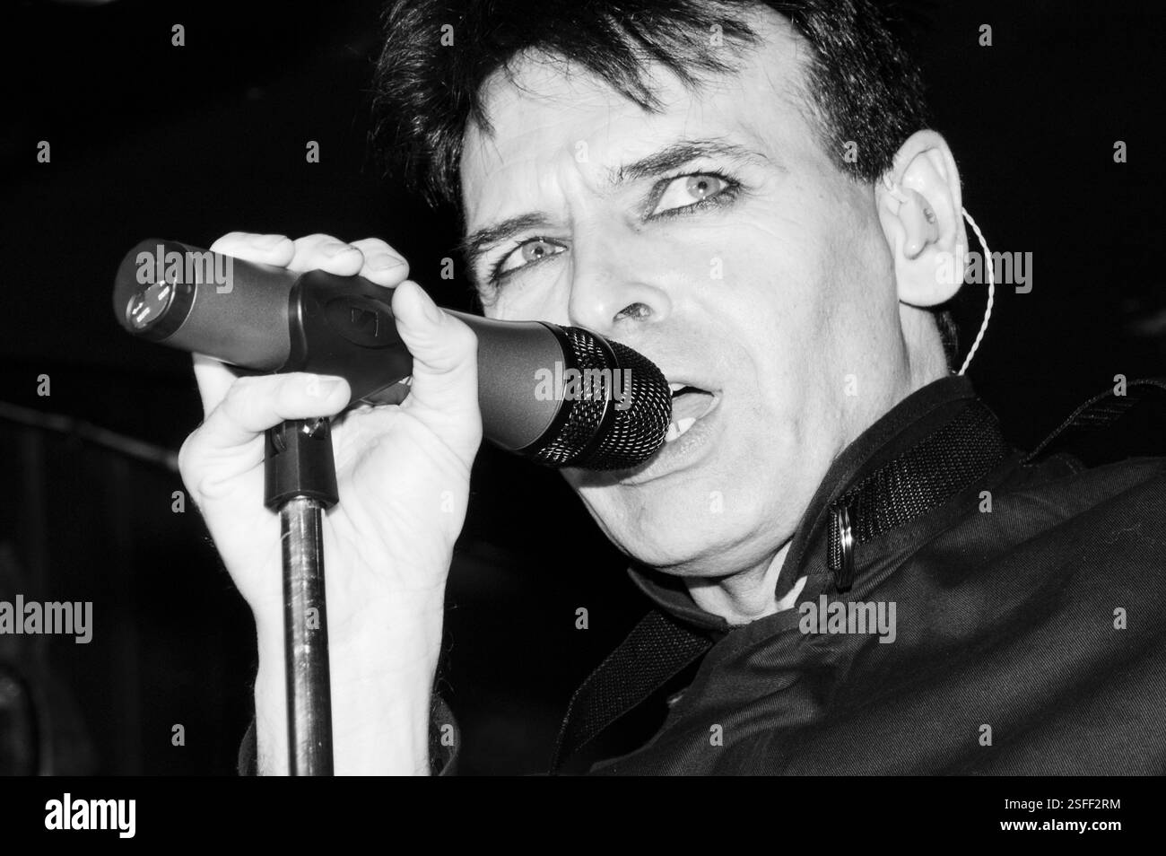 GARY NUMAN, CONCERT, 2004: Gary Numan, leggenda della musica, che suona al Barfly Club di Cardiff, Galles, Regno Unito il 4 marzo 2000. Foto: Rob Watkins. INFORMAZIONI: Gary Numan, nato nel 1958, è un pioniere musicista inglese. Emergendo alla fine degli anni '70, il suo suono elettronico e industriale, epitomizzato in successi come 'Cars' e album come 'The Pleasure Principle', influenzò i generi New Wave e synth-pop, lasciando un impatto duraturo sul panorama musicale. Foto Stock