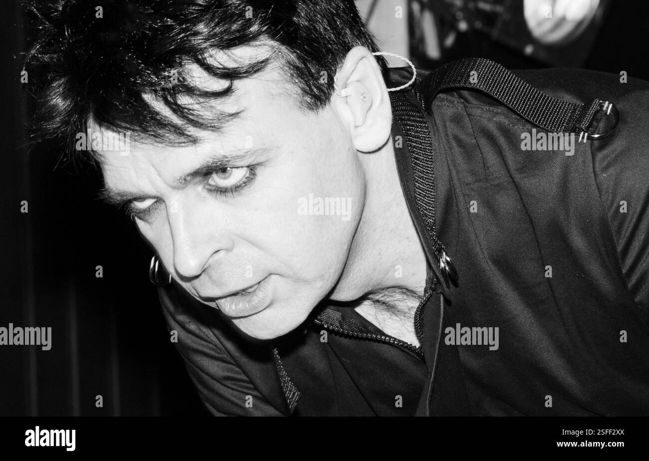GARY NUMAN, CONCERT, 2004: Gary Numan, leggenda della musica, che suona al Barfly Club di Cardiff, Galles, Regno Unito il 4 marzo 2000. Foto: Rob Watkins. INFORMAZIONI: Gary Numan, nato nel 1958, è un pioniere musicista inglese. Emergendo alla fine degli anni '70, il suo suono elettronico e industriale, epitomizzato in successi come 'Cars' e album come 'The Pleasure Principle', influenzò i generi New Wave e synth-pop, lasciando un impatto duraturo sul panorama musicale. Foto Stock