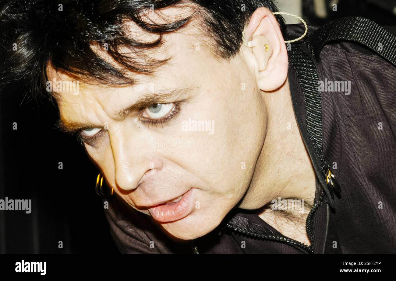 GARY NUMAN, CONCERT, 2004: Gary Numan, leggenda della musica, che suona al Barfly Club di Cardiff, Galles, Regno Unito il 4 marzo 2000. Foto: Rob Watkins. INFORMAZIONI: Gary Numan, nato nel 1958, è un pioniere musicista inglese. Emergendo alla fine degli anni '70, il suo suono elettronico e industriale, epitomizzato in successi come 'Cars' e album come 'The Pleasure Principle', influenzò i generi New Wave e synth-pop, lasciando un impatto duraturo sul panorama musicale. Foto Stock
