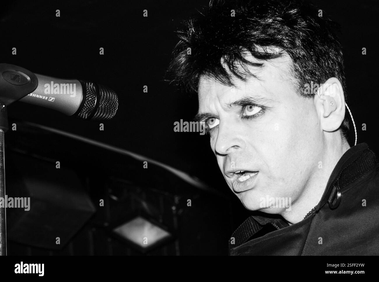 GARY NUMAN, CONCERT, 2004: Gary Numan, leggenda della musica, che suona al Barfly Club di Cardiff, Galles, Regno Unito il 4 marzo 2000. Foto: Rob Watkins. INFORMAZIONI: Gary Numan, nato nel 1958, è un pioniere musicista inglese. Emergendo alla fine degli anni '70, il suo suono elettronico e industriale, epitomizzato in successi come 'Cars' e album come 'The Pleasure Principle', influenzò i generi New Wave e synth-pop, lasciando un impatto duraturo sul panorama musicale. Foto Stock