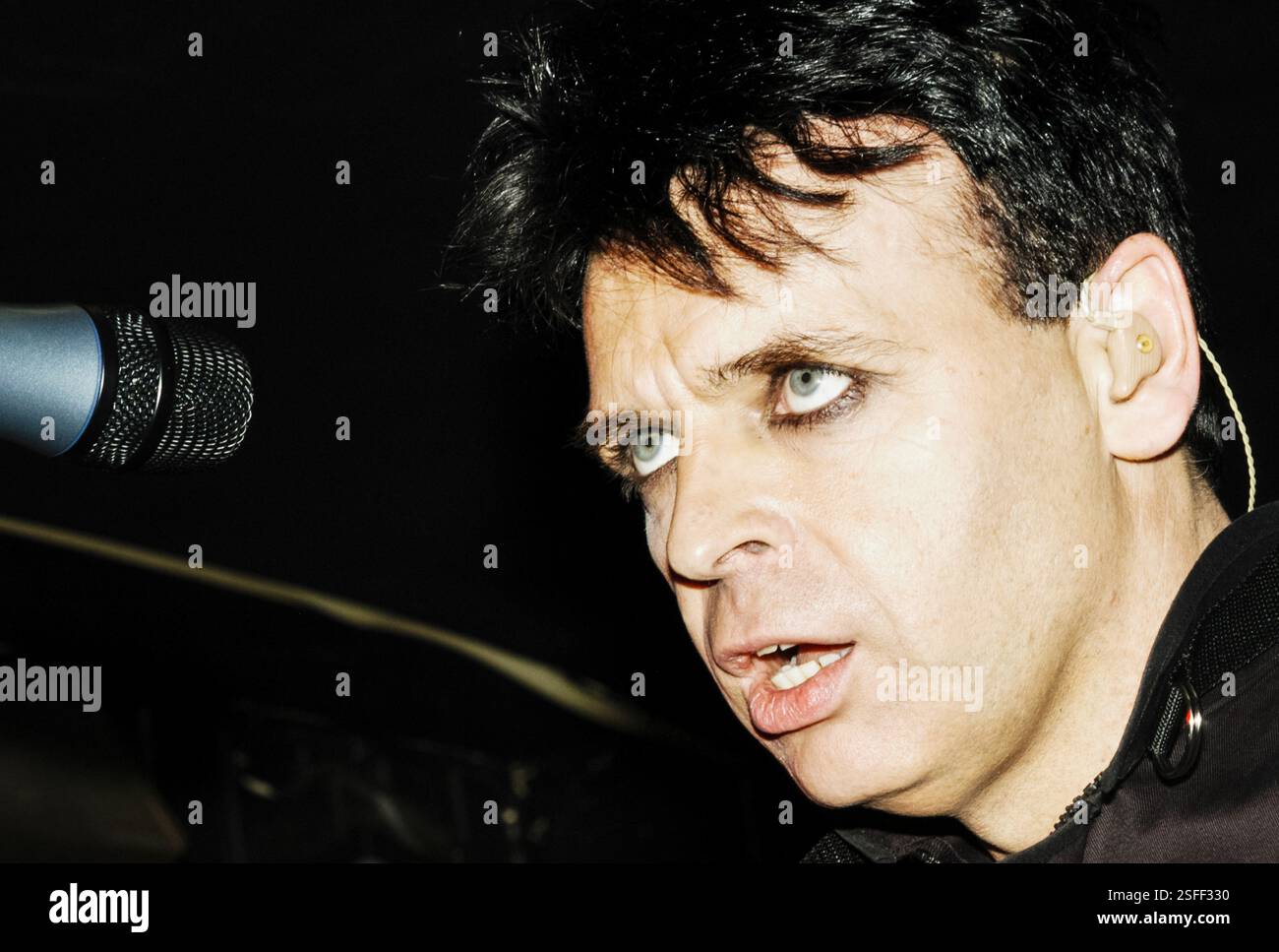 GARY NUMAN, CONCERT, 2004: Gary Numan, leggenda della musica, che suona al Barfly Club di Cardiff, Galles, Regno Unito il 4 marzo 2000. Foto: Rob Watkins. INFORMAZIONI: Gary Numan, nato nel 1958, è un pioniere musicista inglese. Emergendo alla fine degli anni '70, il suo suono elettronico e industriale, epitomizzato in successi come 'Cars' e album come 'The Pleasure Principle', influenzò i generi New Wave e synth-pop, lasciando un impatto duraturo sul panorama musicale. Foto Stock