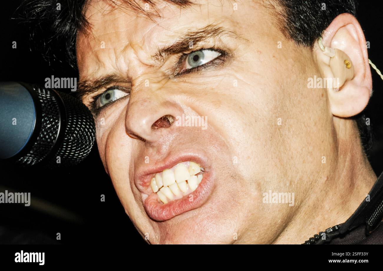 GARY NUMAN, CONCERT, 2004: Gary Numan, leggenda della musica, che suona al Barfly Club di Cardiff, Galles, Regno Unito il 4 marzo 2000. Foto: Rob Watkins. INFORMAZIONI: Gary Numan, nato nel 1958, è un pioniere musicista inglese. Emergendo alla fine degli anni '70, il suo suono elettronico e industriale, epitomizzato in successi come 'Cars' e album come 'The Pleasure Principle', influenzò i generi New Wave e synth-pop, lasciando un impatto duraturo sul panorama musicale. Foto Stock
