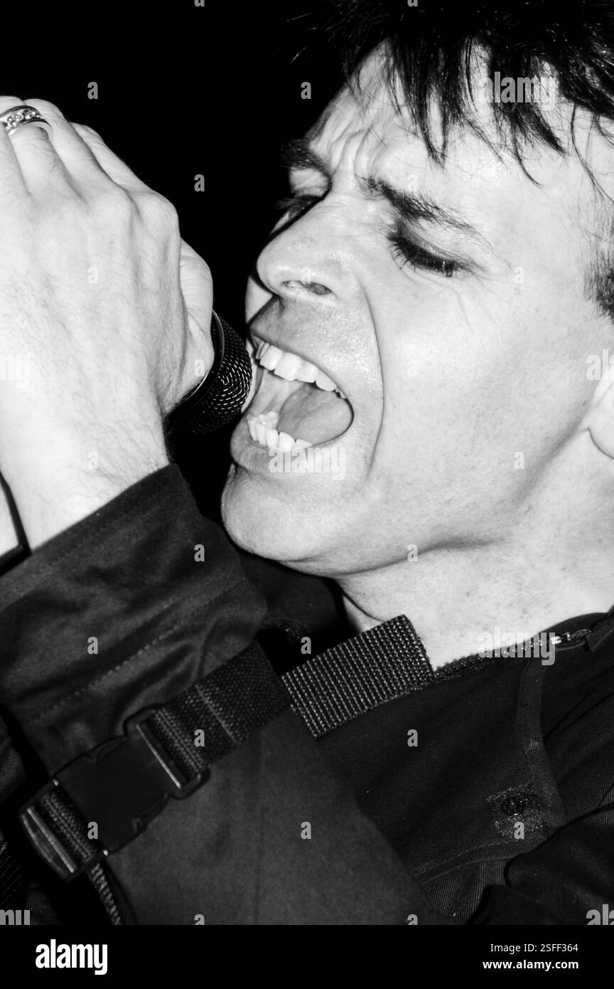 GARY NUMAN, CONCERT, 2004: Gary Numan, leggenda della musica, che suona al Barfly Club di Cardiff, Galles, Regno Unito il 4 marzo 2000. Foto: Rob Watkins. INFORMAZIONI: Gary Numan, nato nel 1958, è un pioniere musicista inglese. Emergendo alla fine degli anni '70, il suo suono elettronico e industriale, epitomizzato in successi come 'Cars' e album come 'The Pleasure Principle', influenzò i generi New Wave e synth-pop, lasciando un impatto duraturo sul panorama musicale. Foto Stock