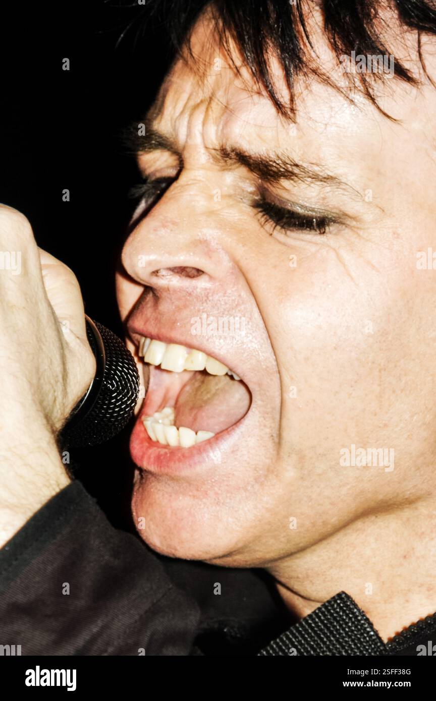 GARY NUMAN, CONCERT, 2004: Gary Numan, leggenda della musica, che suona al Barfly Club di Cardiff, Galles, Regno Unito il 4 marzo 2000. Foto: Rob Watkins. INFORMAZIONI: Gary Numan, nato nel 1958, è un pioniere musicista inglese. Emergendo alla fine degli anni '70, il suo suono elettronico e industriale, epitomizzato in successi come 'Cars' e album come 'The Pleasure Principle', influenzò i generi New Wave e synth-pop, lasciando un impatto duraturo sul panorama musicale. Foto Stock